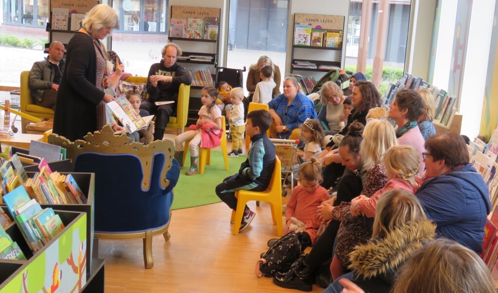 Kinderen luisteren aandachtig naar het voorlezen in de bibliotheek in Hoogezand.