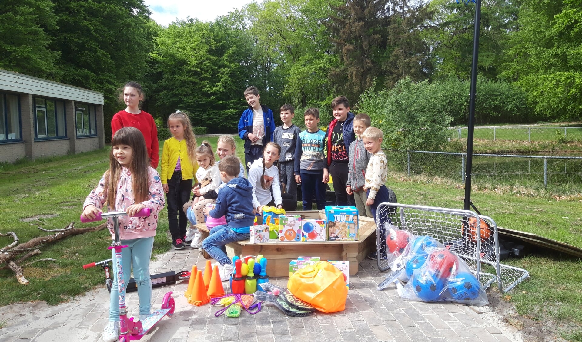 De vluchtelingenkinderen uit Oekraïne zijn blij met het speelgoed.