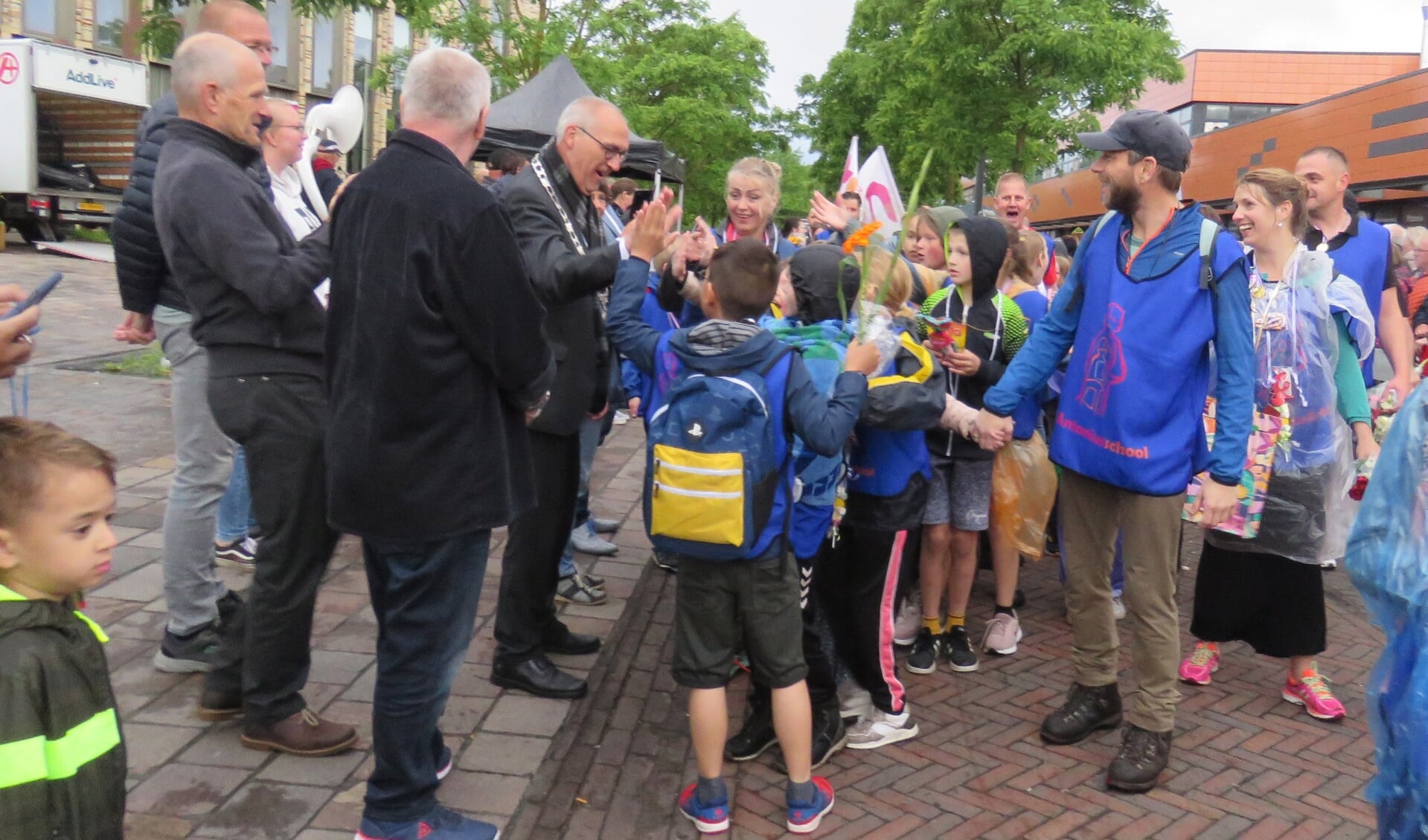 Burgemeester en wethouders onthalen deelnemers aan de Avondvierdaagse Hoogezand-Sappemeer.