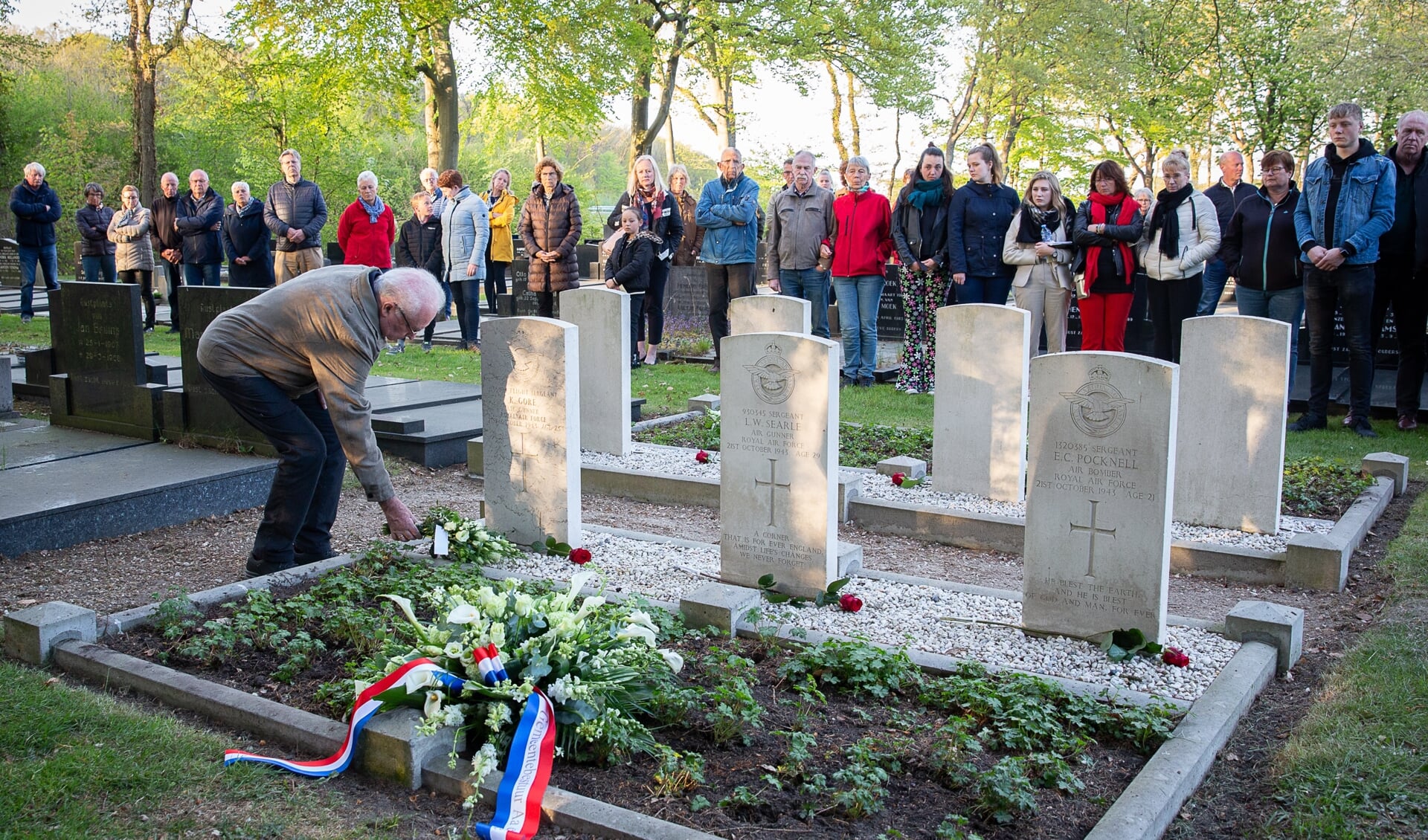 Op de begraafplaats in Gieten worden bloemen gelegd bij de graven van de omgekomen vliegtuigbemanning. (foto: Saskia Jans)