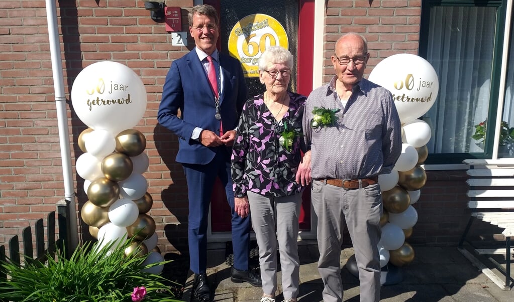 Albertje en Ferdinand ter Veen samen met burgemeester Eric van Oosterhout (foto Bennie Wolbers).