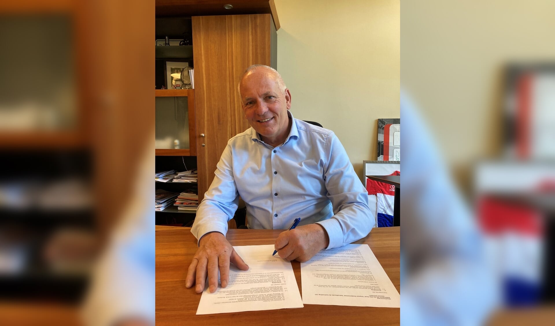 Gedeputeerde Henk Brink ondertekent de City Deal Impact Ondernemen. (foto: provincie Drenthe)