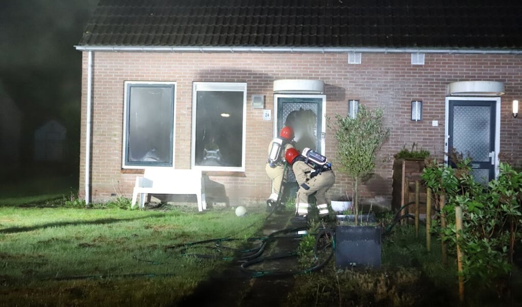 De brandweer moest de voordeur forceren om de woning binnen te komen. (foto: Persbureau Drenthe)