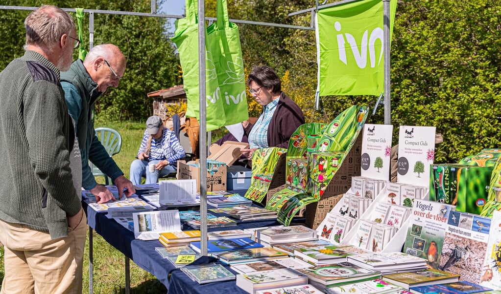 De bezoekers waren erg geïnteresseerd in alle activiteiten die het IVN ontplooit op De Vlinderkamp. (foto: Saskia Jans) 