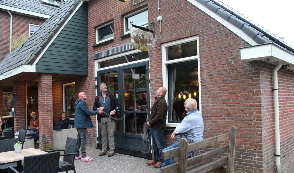Het naambord van café 't Aol Stee in Eexterveen wordt onthuld. (eigen foto)
