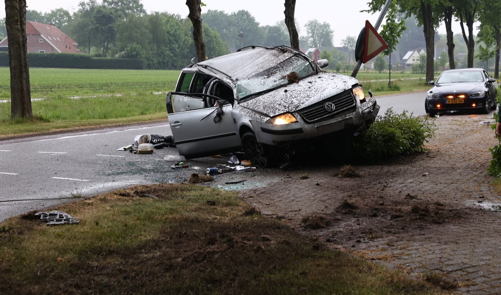 De auto raakte zwaar beschadigd, de bestuurder bleef ongedeerd. (foto: Persbureau Drenthe)