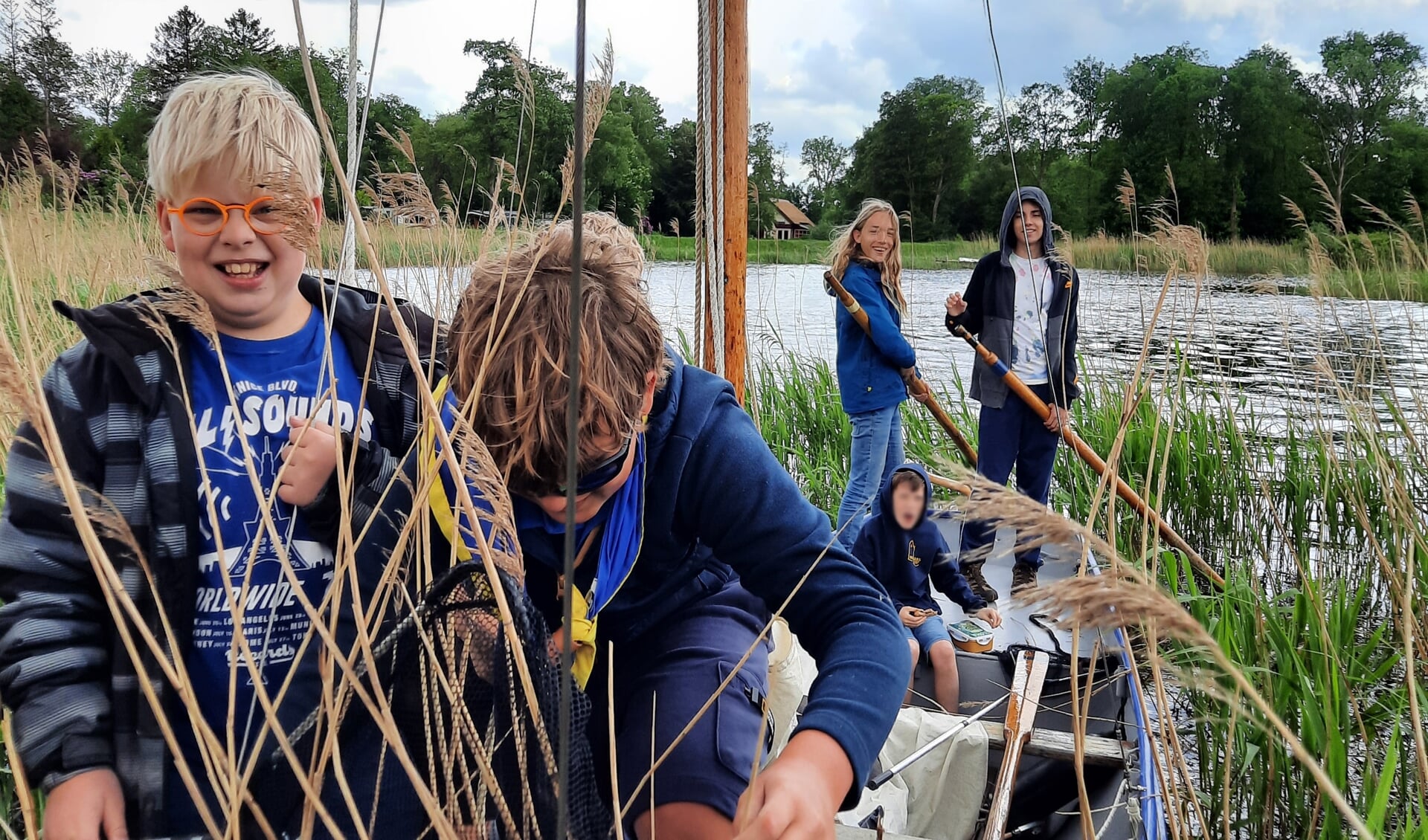 Leden van Waterscouting Nicolaasgroep zoeken 'drijfvuil' langs de boorden van het Zuidlaardermeer.