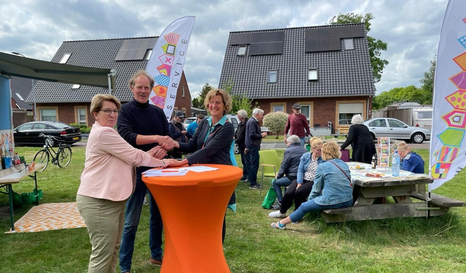 De samenwerkingsovereenkomst is ondertekend tijdens de buurtborrel in Tweede Exloërmond. (foto: gemeente Borger-Odoorn)