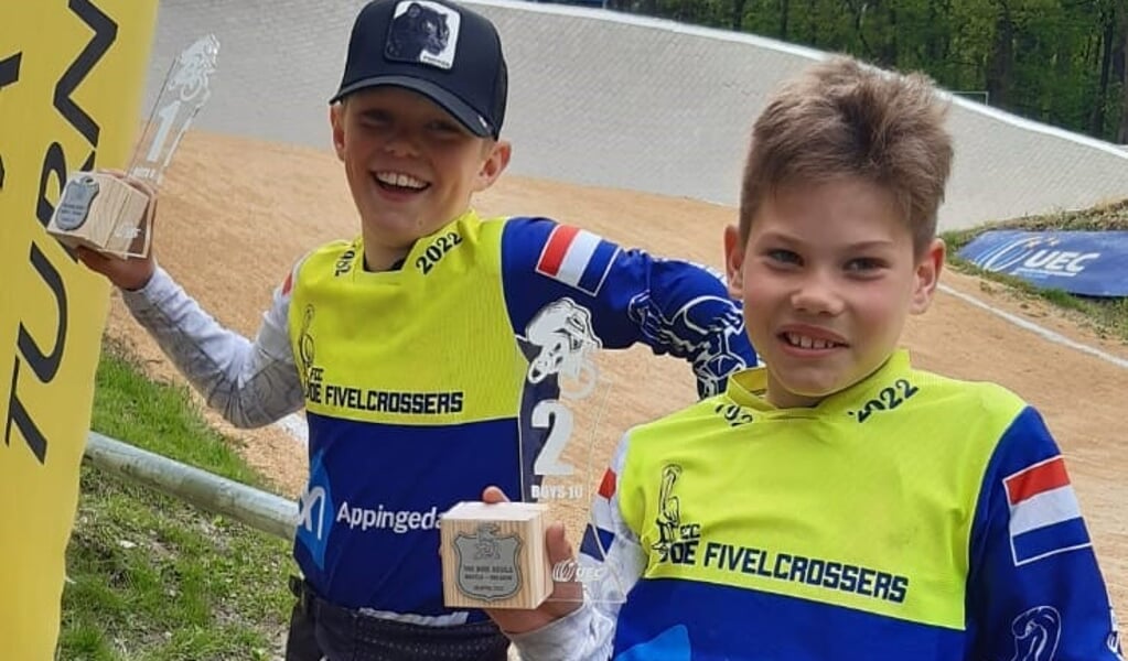 Sem van Dijken en Luca de Rooy met hun prijzen bij de BMX-baan in Ravels.