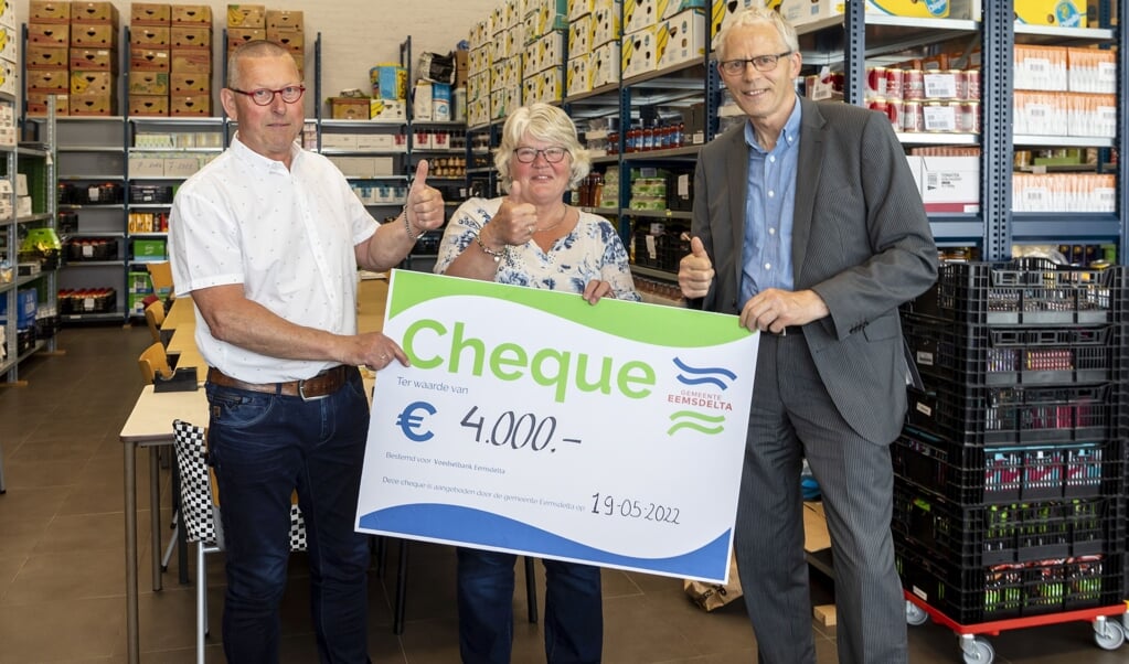 Jan Oolders van de voedselbank neemt de cheque in ontvangst uit handen van Ina Schenkel en Pier Prins (foto Jan Pitt).