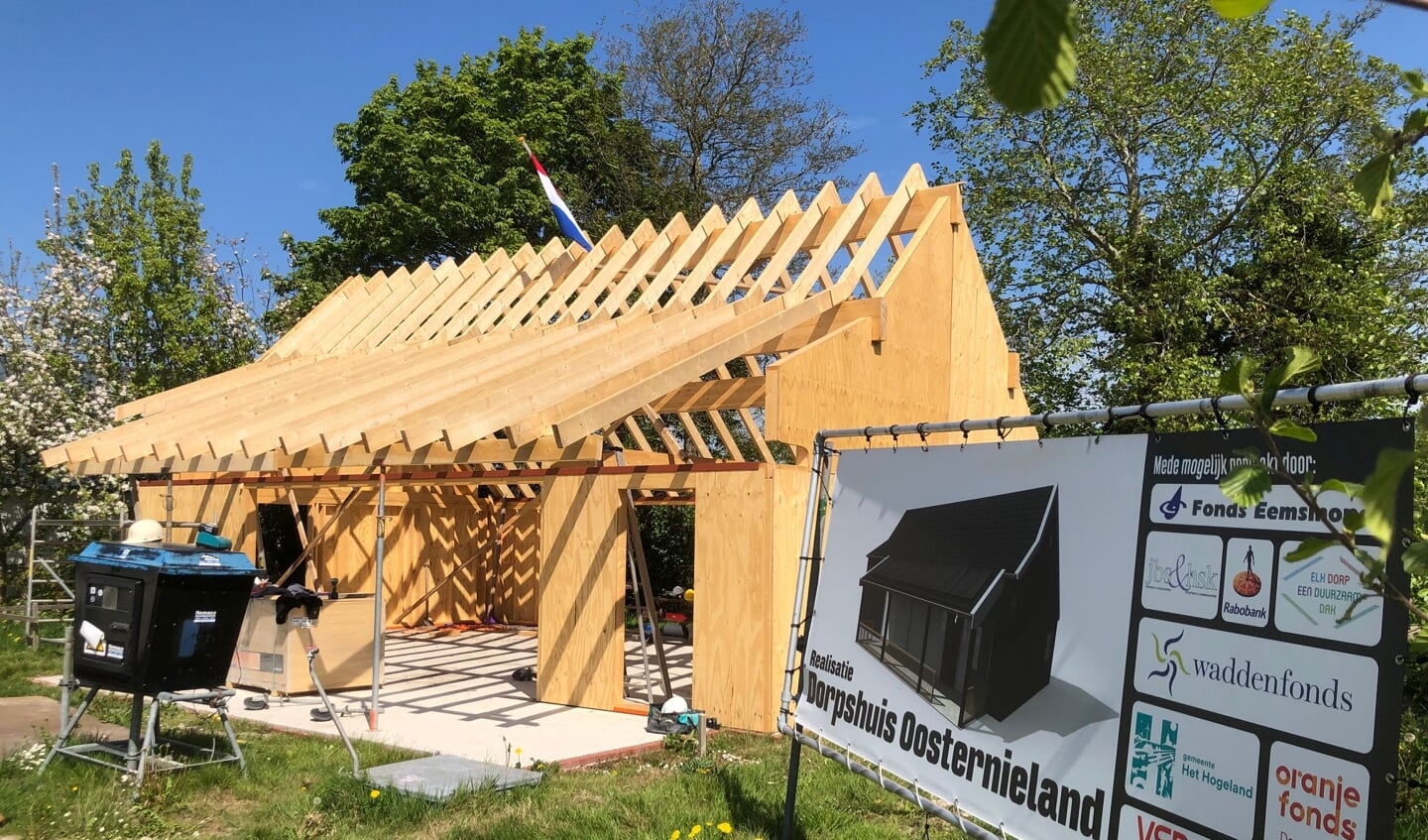 De bouw van het nieuwe dorpshuis in Oosternieland is in volle gang. 