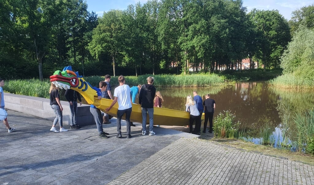 De leerlingen varen met hun zelfgemaakte boot van Groningen naar Stadskanaal. (eigen foto)