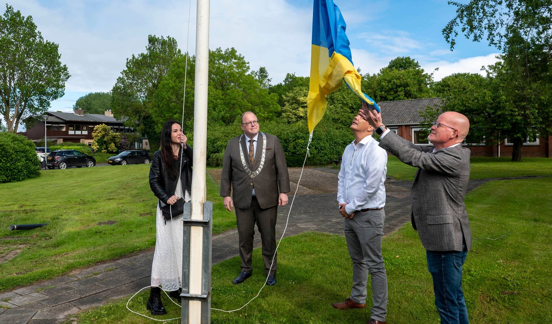 De Oekraïense vlag gaat in top bij de Luingaborg. In het voormalige verzorgingshuis verblijven vanaf deze week vluchtelingen uit dit land. 