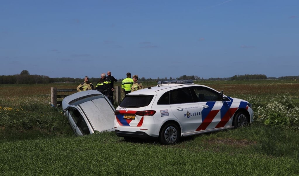 De auto kwam in de sloot terecht nadat de bestuurder de knik in de weg over het hoofd had gezien. (foto: Persbureau Drenthe)
