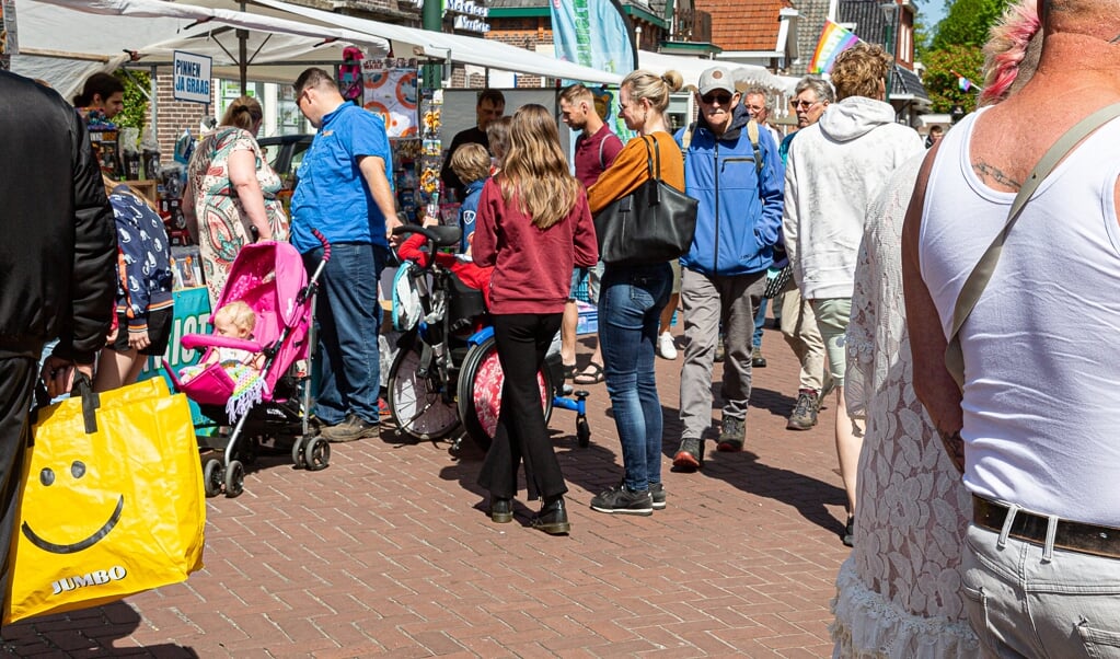 De Moederdagmarkt in hartje Gieten kon op veel publieke belangstelling rekenen. (foto: Saskia Jans)