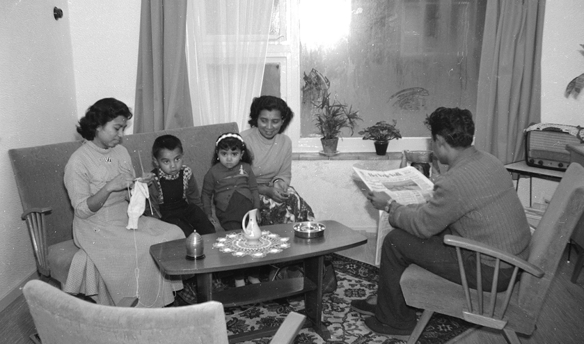 Een  Moluks gezin in het Appingedam van rond 1960 (foto Collectie Moluks Historisch Museum).