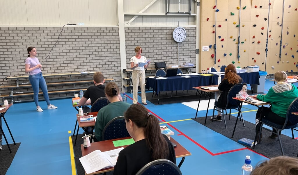 Examensecretaris Afke Jansen geeft uitleg voordat het examen begint. (foto Henk Koopmans)