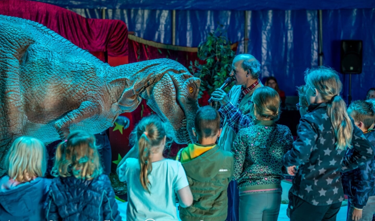 Circus Saurus komt deze week met een levensechte dinosaurus naar Annen. (foto Jans Schulting)