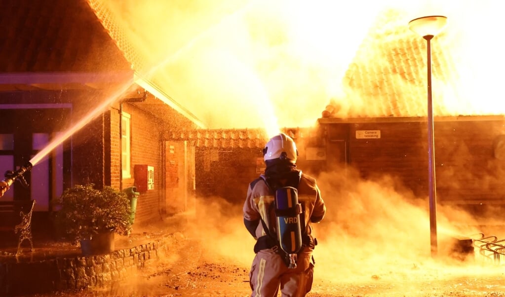 De brandweer kon niet voorkomen dat het gebouw volledig uitbrandde. (foto: Persbureau Drenthe)