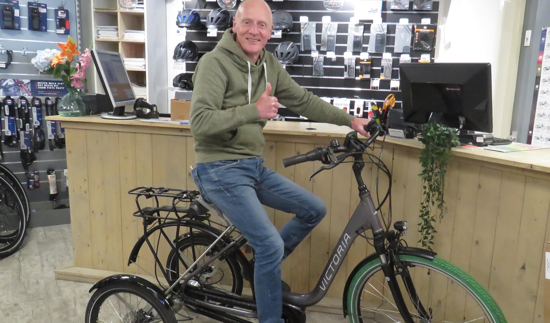 Floris Van Soldt toont de nieuwe driewieler e-bike.