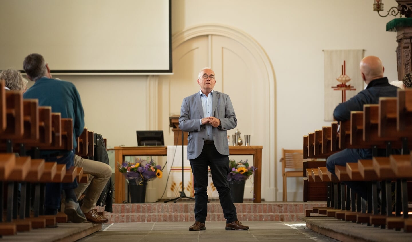 Voorzitter Rudi Slager van stichting Pandeon trapt tijdens een bijeenkomst in de kerk van Grijpskerk de nieuwe reeks Veur Aaltied-voorstellingen af. Foto: Dave Graanoogst