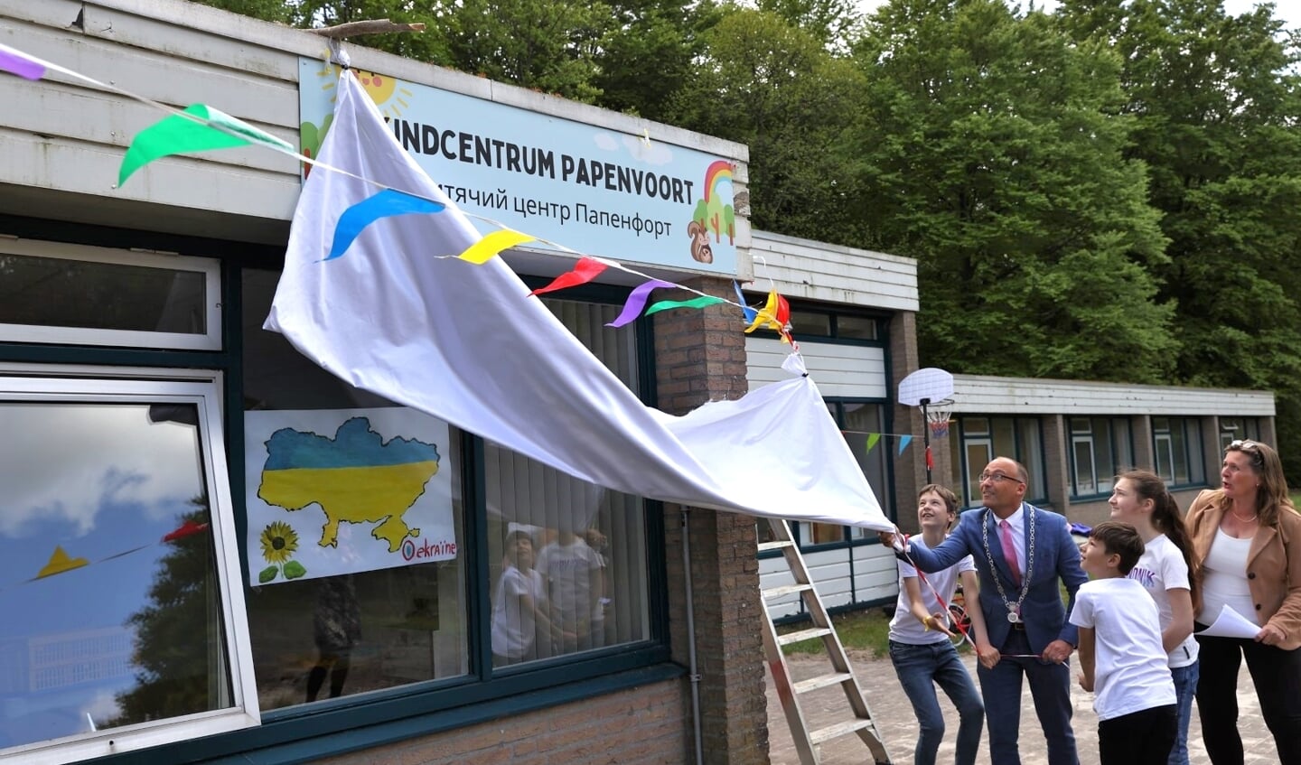 Burgemeester Hiemstra van Aa en Hunze onthult samen met enkele leerlingen de naam van de school. (foto: Persbureau Drenthe) 