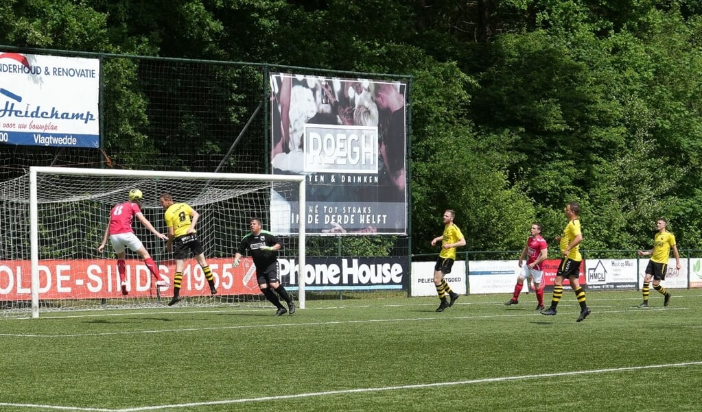 Het lukte Westerwolde niet, ondanks deze goede poging, om tot scoren te komen in de thuiswedstrijd tegen Weerdinge. (foto: Bé Eelsing)