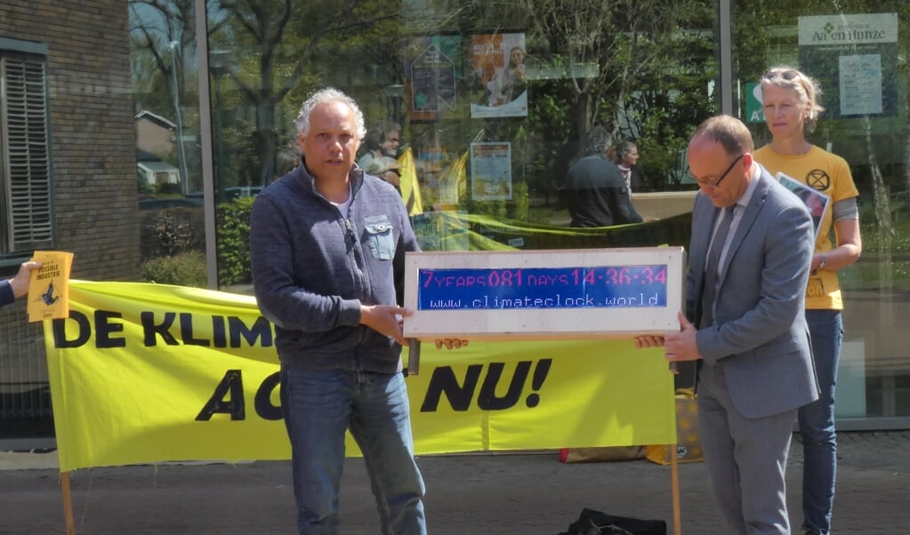 Peter Luneburg overhandigt de Drentse Klimaatklok aan burgemeester Hiemstra. (eigen foto)