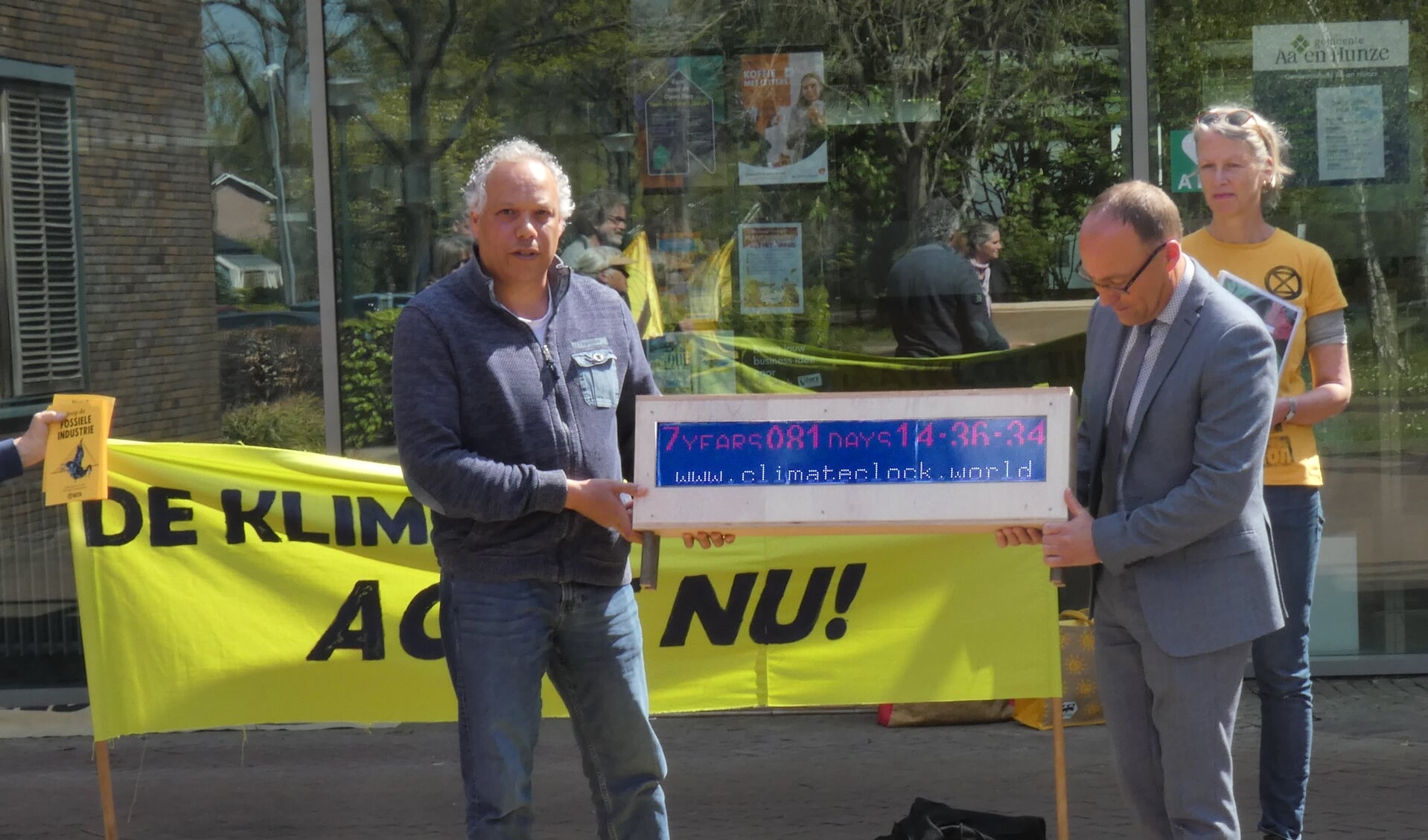 Peter Luneburg overhandigt de Drentse Klimaatklok aan burgemeester Hiemstra. (eigen foto)
