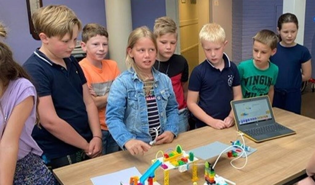 De leerlingen van SWS Oostermoer uit Gieterveen mochten vrijdag hun robotproject presenteren en testen bij de finale van de Future League. (eigen foto)