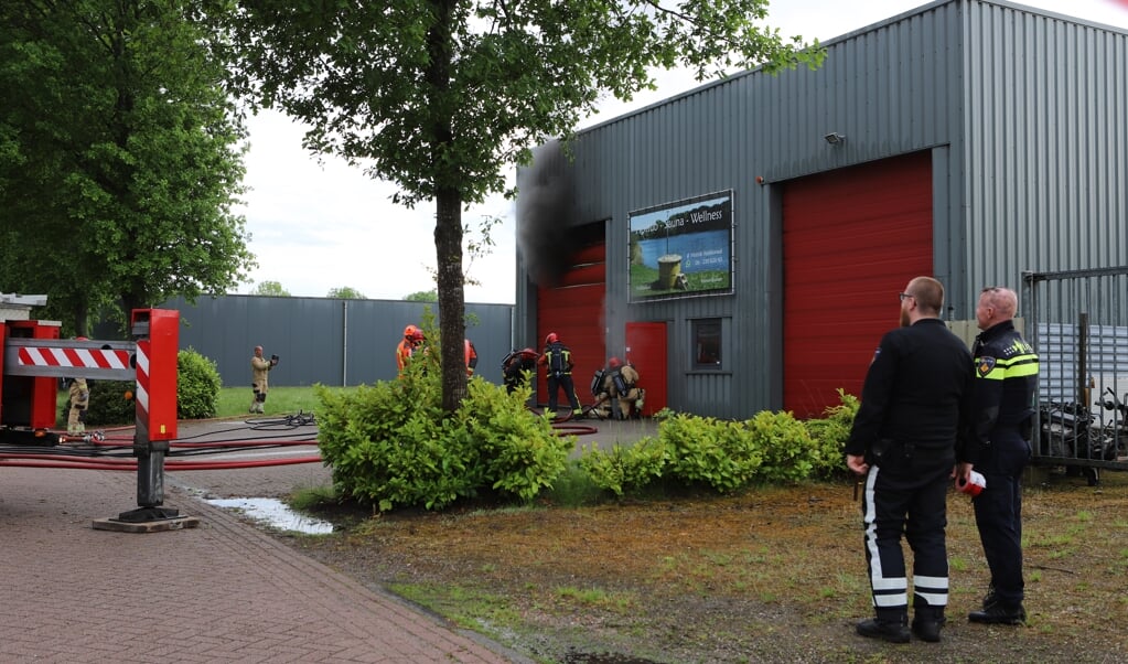 De brandweer bestrijdt de brand in de loods op bedrijventerrein De Drentse Poort. (foto Persbureau Drenthe)