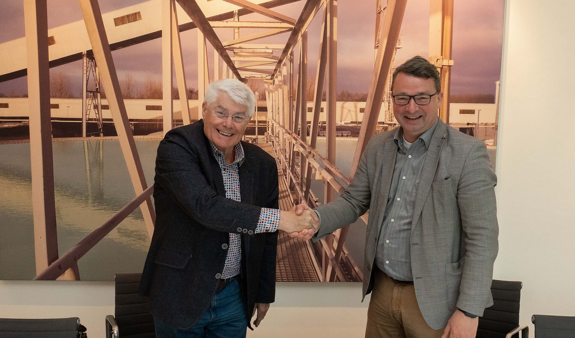 Bert Jan Bruning (rechts) en Cobus Oosting zijn blij met de gesloten overeenkomst. Foto: Ilse Lamens.