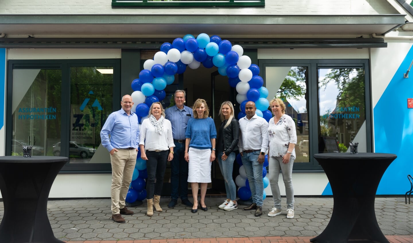Het team van Zijl Assurantiën & Hypotheken voor het nieuwe kantoor in Zuidlaren.
