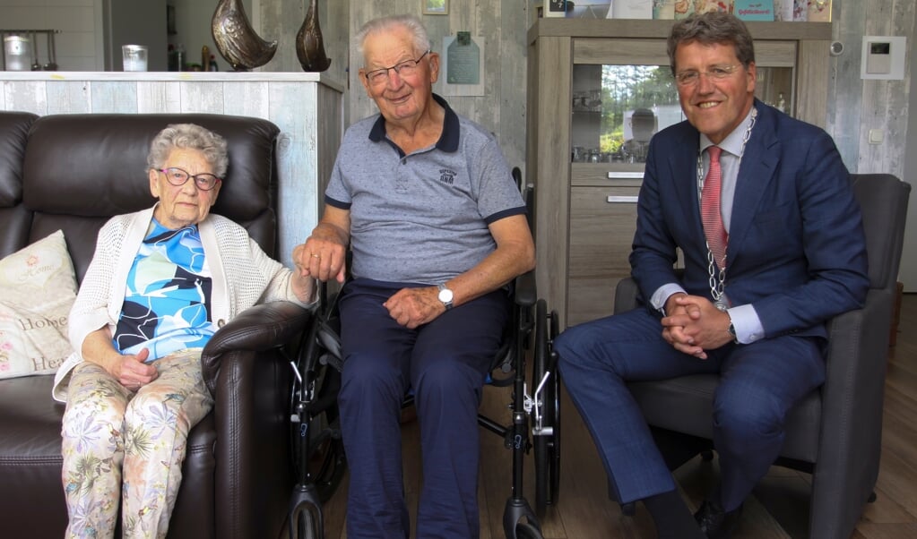 Hilly en Thijs Middeljans, samen met burgemeester Eric van Oosterhout.