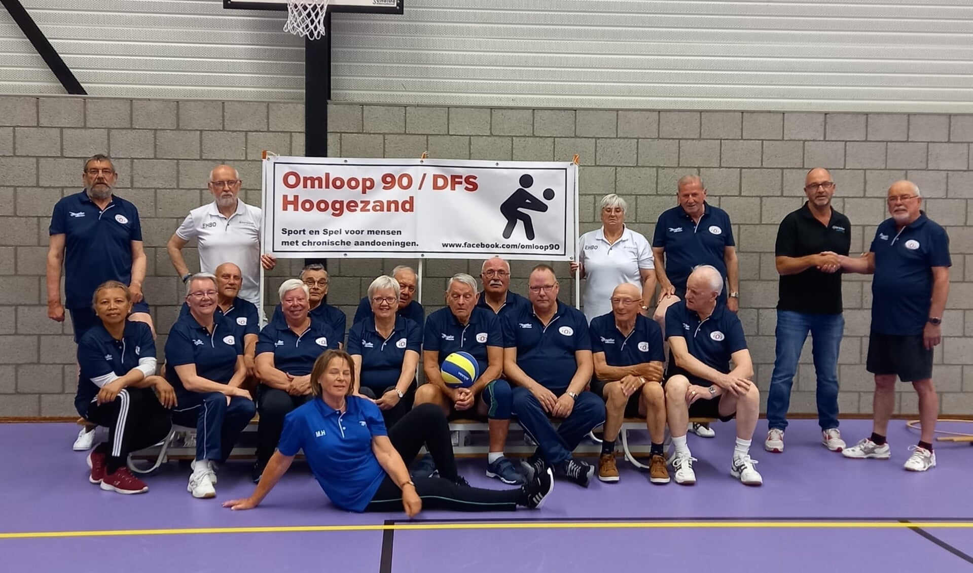 De leden van Omloop 90 met Ben Nijeboer van Sport-Inn Midden-Groningen.