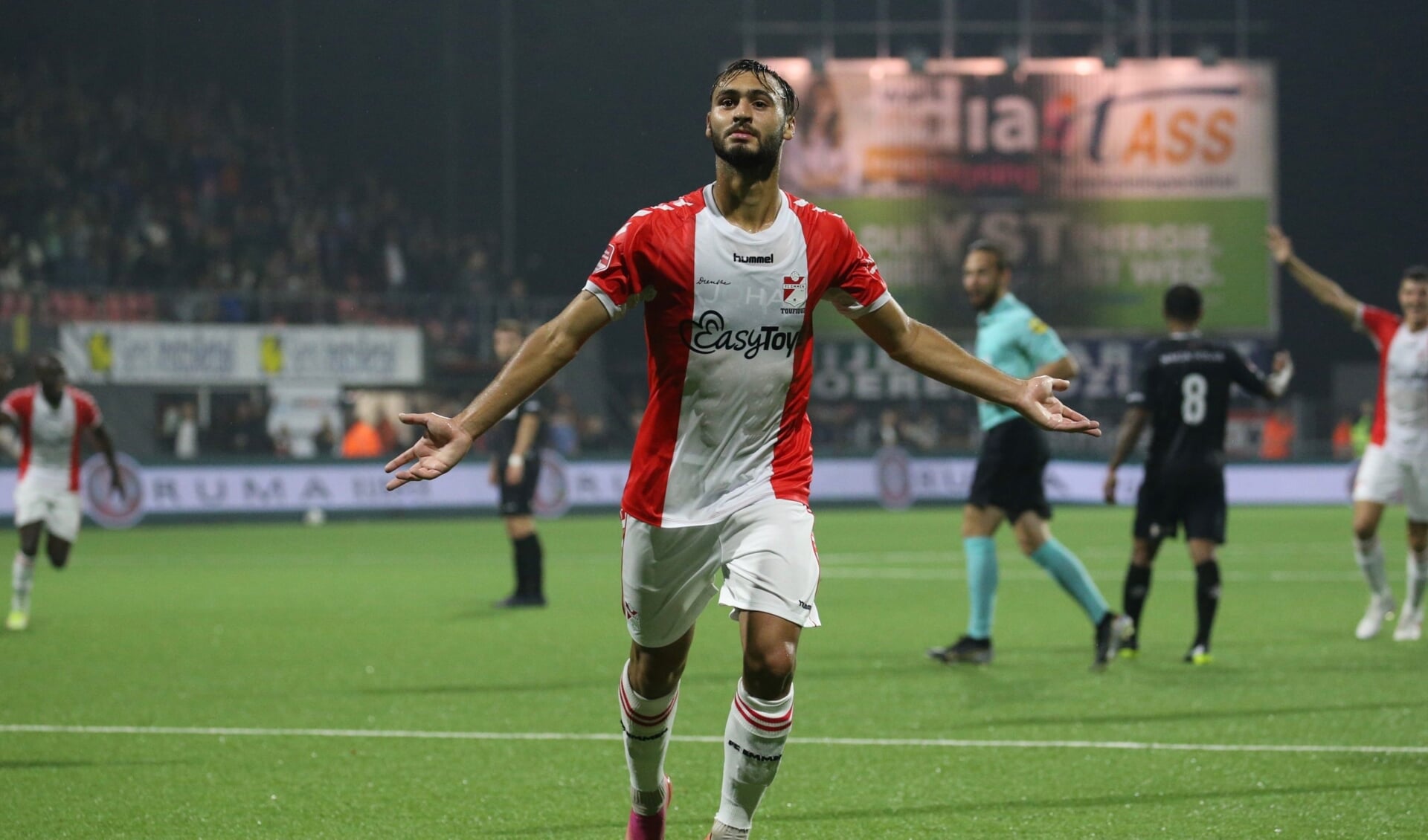 Azzeddine Toufiqui maakte volgens de supporters afgelopen seizoen de mooiste goal voor FC Emmen. Foto: FC Emmen.