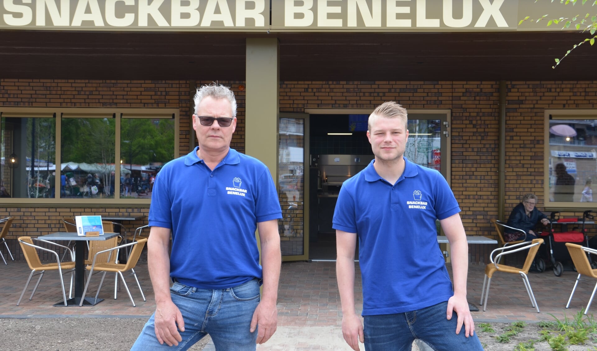 Henk en Roël Heidekamp van snackbar Benelux in Stadskanaal. (foto: De Nieuwsbode)