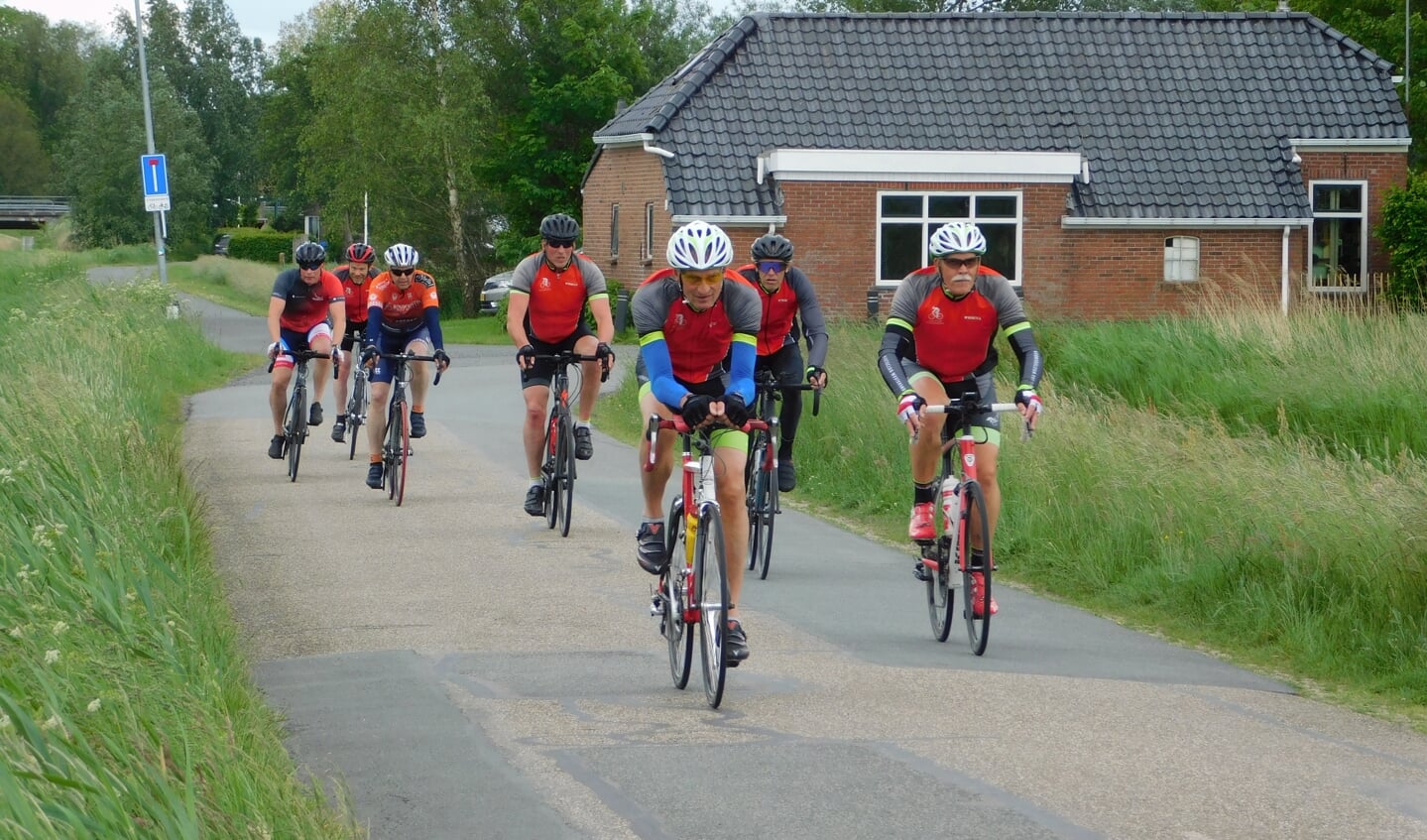 Hier lijkt de groep fietsers uiteen te vallen, maar er zou al snel een hergroepering zijn (foto Maaike de Jong).