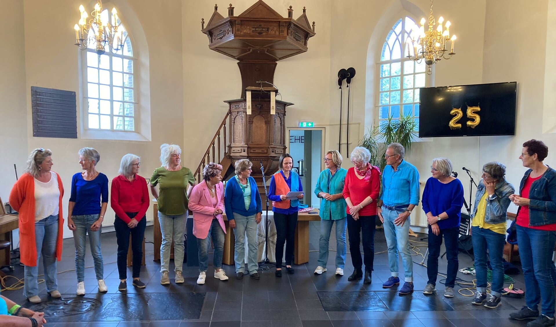 De leden van popkoor Session tijdens hun eerste repetitie in de kerk in Gieten. (eigen foto)