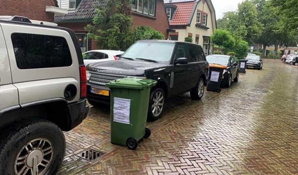 Bewoners van de Kerkstraat plaatsten vrijdag afvalbakken langs de weg om het verkeer erop te wijzen dat hun inritten geen parkeerplaatsen zijn.
