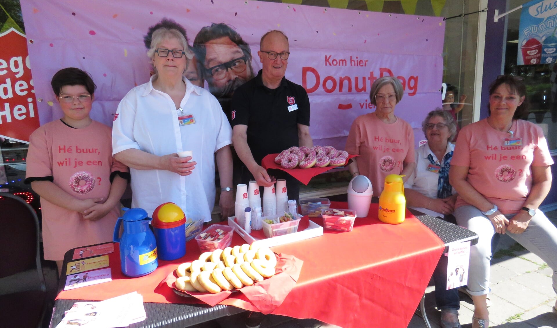 De start van Nationale Donutdag bij het Leger des Heils in Hoogezand: ze waren er klaar voor en het werd weer een succesvol gebeuren.