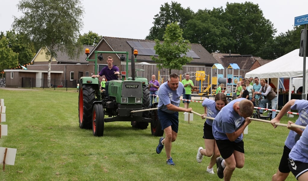 Tijdens de zeskamp moesten de deelnemende teams onder meer een trekker trekken. (foto: Persbureau Drenthe)