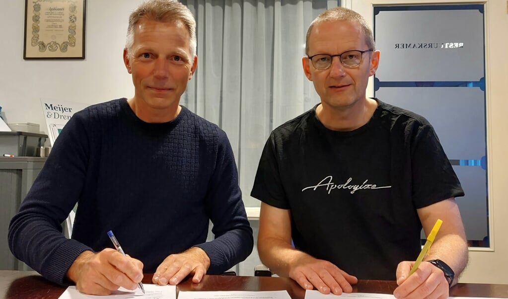 Eric Smidt en Eddy Lalkens vormen de technische staf van de vrouwen van DVC Appingedam.