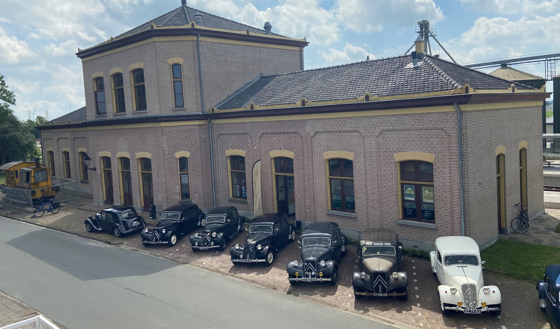 Historische voertuigen voor het museum in Zuidbroek. Foto: A.B. Penning (NNTTM).