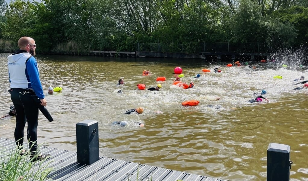 Elke zaterdagochtend worden er bij de boothelling in Appingedam zwemclinics gegeven.