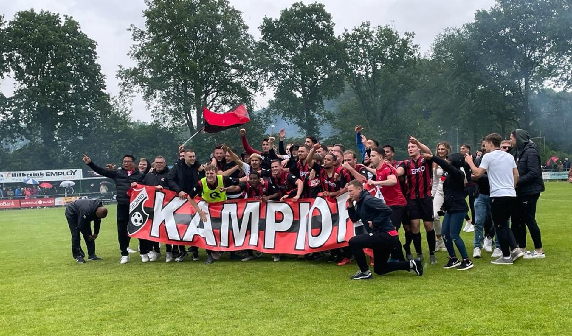 Feest op sportpark De Perkenslag in Westerbork: na een 0-0 gelijkspel bij VKW is Hoogezand kampioen.