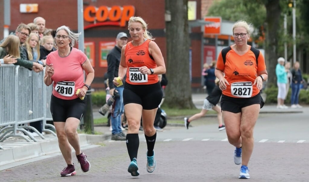De deelnemers aan de Onstwedder Omloop lopen rondes van 2,5 kilometer door Onstwedde. (foto: Jolanda Freitag) 