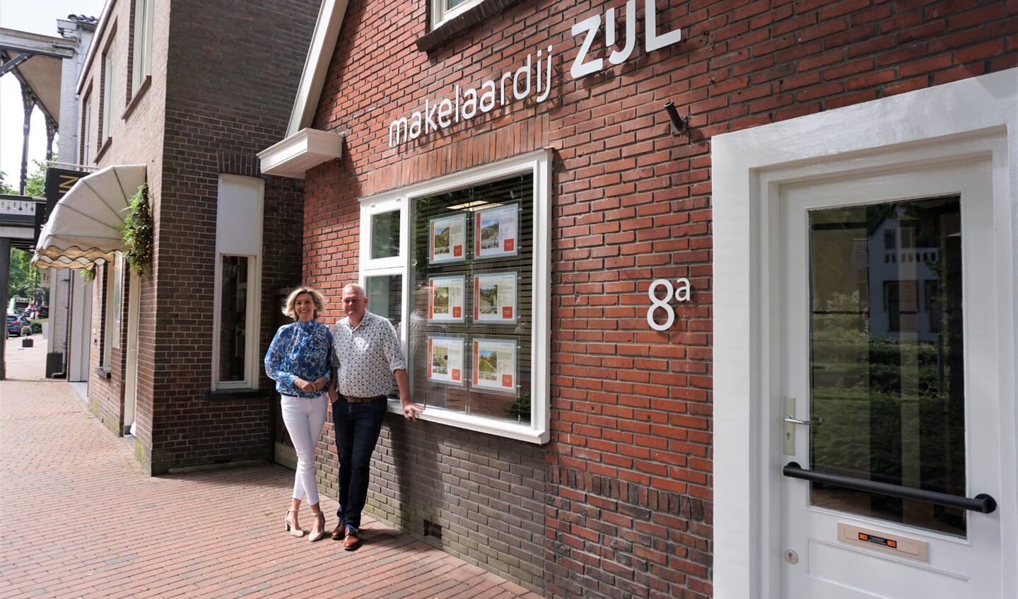 Ellie van Dijken en Henk Pater voor het nieuwe pand van Makelaardij Zijl aan de Kerkbrink in Zuidlaren.