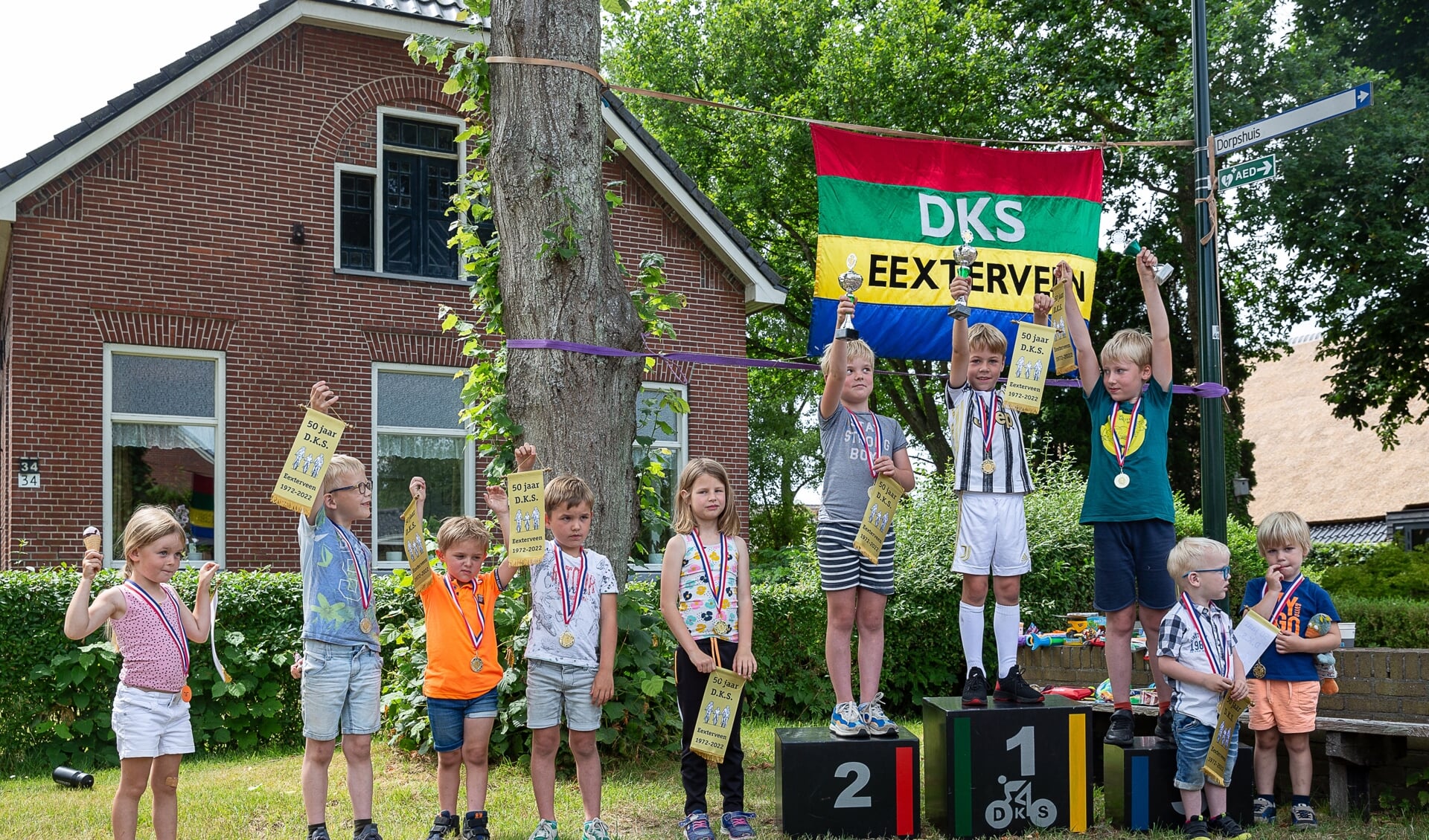 De jongste winnaars van de Dikke Banden Race in Eexterveen. (foto: Saskia Jans)
