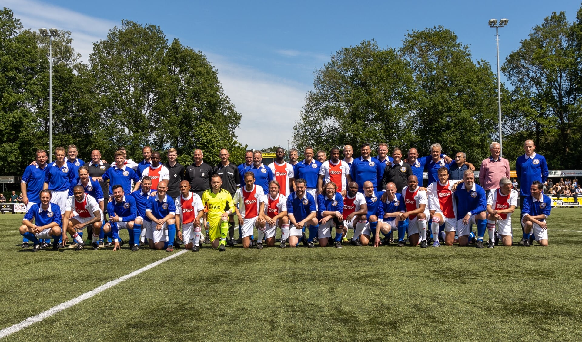 De selectie van Sportclub Stadskanaal met de spelers van Lucky Ajax voor aanvang van de wedstrijd. (foto: André Dümmer)